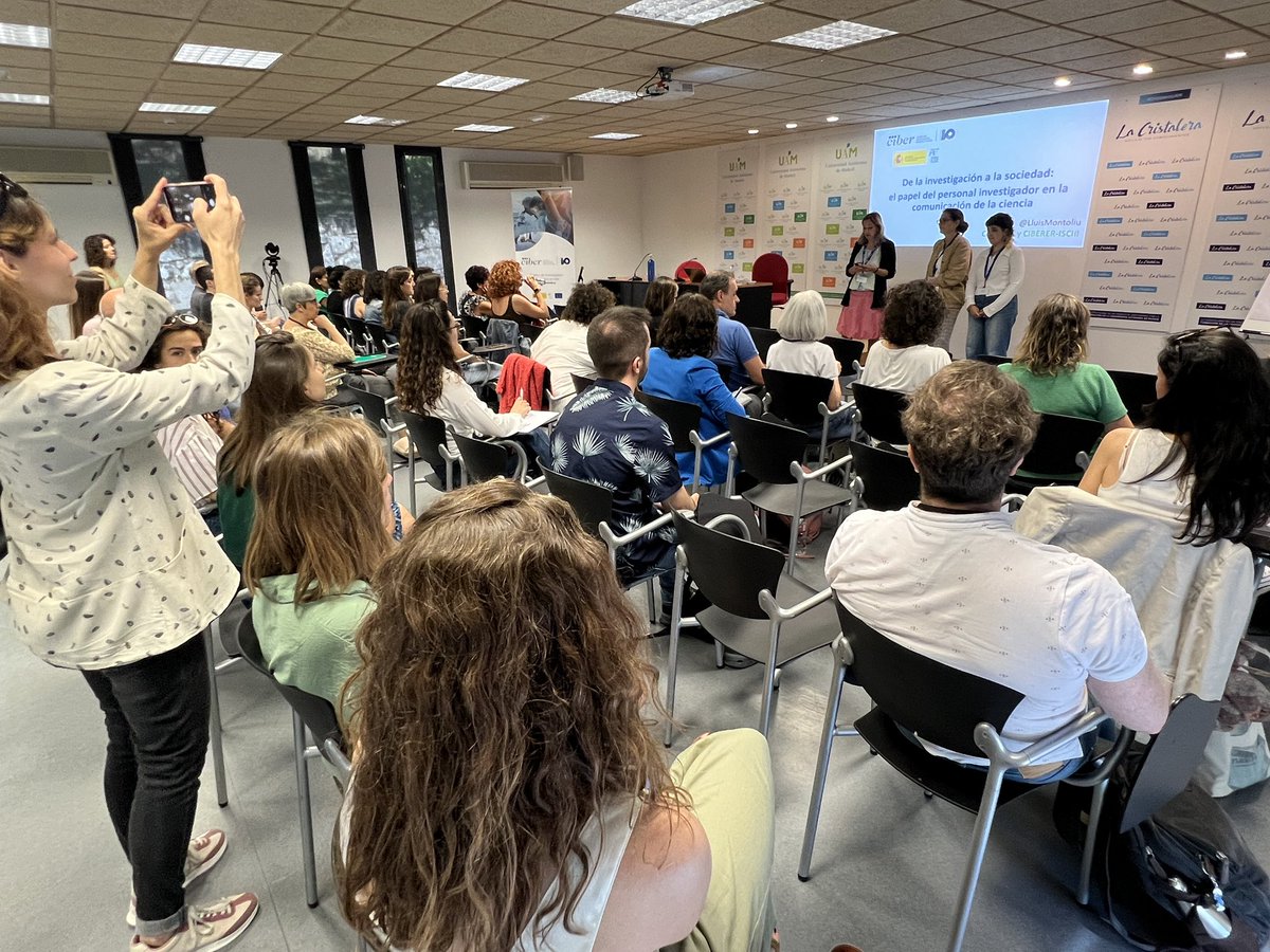 Empezamos el II Curso de Comunicación y Divulgación de la Ciencia organizado por la UCC del <a href="/CIBER_ISCIII/">CIBER ISCIII</a> <a href="/SaludISCIII/">Instituto de Salud Carlos III (ISCIII)</a> Begoña Navarro, Inés Ortega y Naroa Ríos dan la bienvenida a esta segunda edición de este curso tan importante en la actividad científica actual. Gracias!