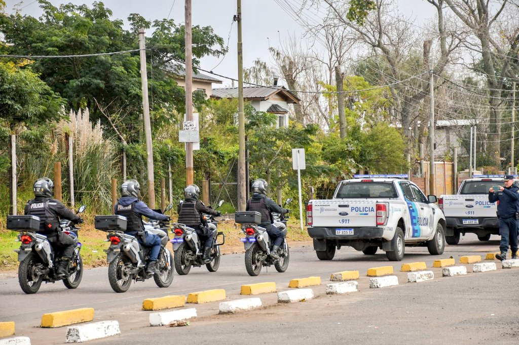 🚔👮‍♂️ Junto a nuestra Intendenta Mayra Mendoza ☀️ dimos inicio a otro mega operativo de saturación en #LaRibera que contó con la participación de personal de #UTOI, #PoliciaLocal, #GIE, el #EscuadronMotorizado, #Transito y #PatrullaUrbana, para optimizar la prevención del delito.