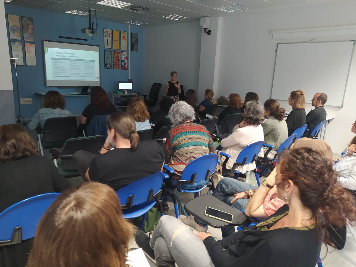 Primera sessió de la nova Xarxa de competència lectora #XCL amb els centres de Gràcia, Sarrià-Sant Gervasi i Horta-Guinardó📚🌀 ✔️La Marta Flores del @GraiUab hi ha presentat el programa Llegim en parella👥