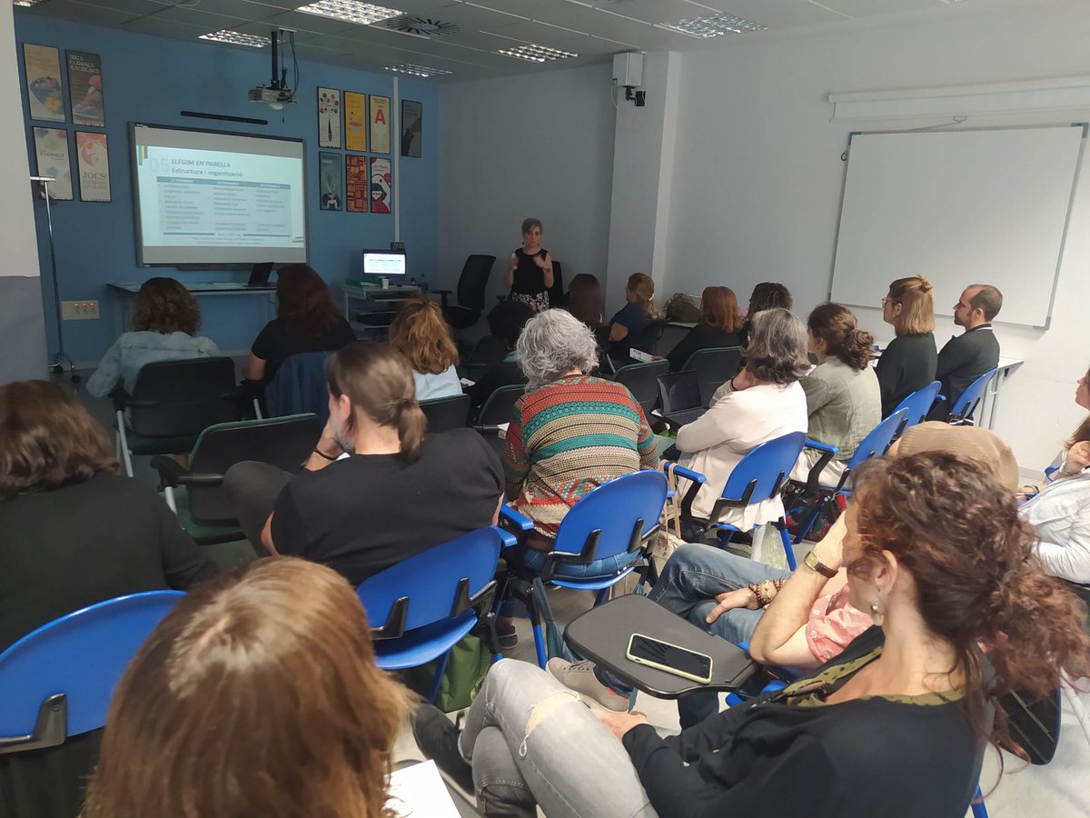 Primera sessió de la nova Xarxa de competència lectora #XCL amb els centres de Gràcia, Sarrià-Sant Gervasi i Horta-Guinardó📚🌀

✔️La Marta Flores del <a href="/GraiUab/">GRAI</a> hi ha presentat el programa Llegim en parella👥