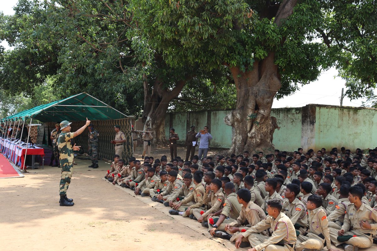 An exhibition of weapon was organised at Vikram Dev University, Jeypore by 180Bn #BSFOdisha  to the NCC Cadets, motivate them to join #BSF and other SFs.
#FirstLineofDefence
#CommunityDevelopment
