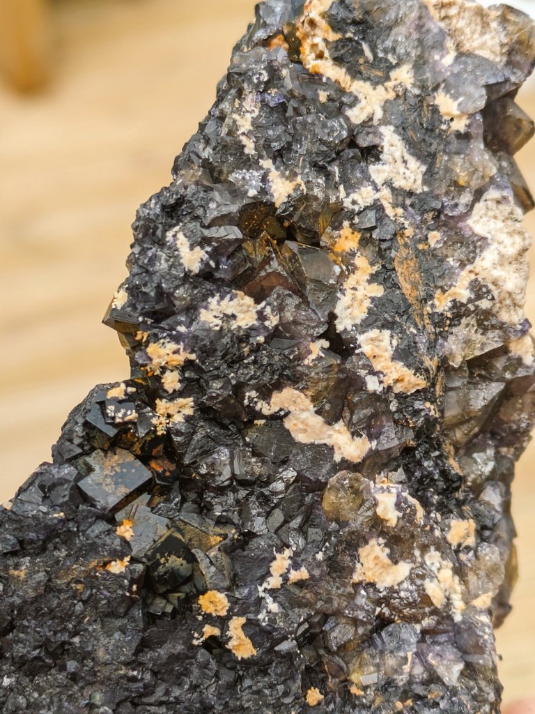 Staving off PCD whilst I do some other chores by cleaning up a couple of mineral finds.

Dragon likes shiny rock.