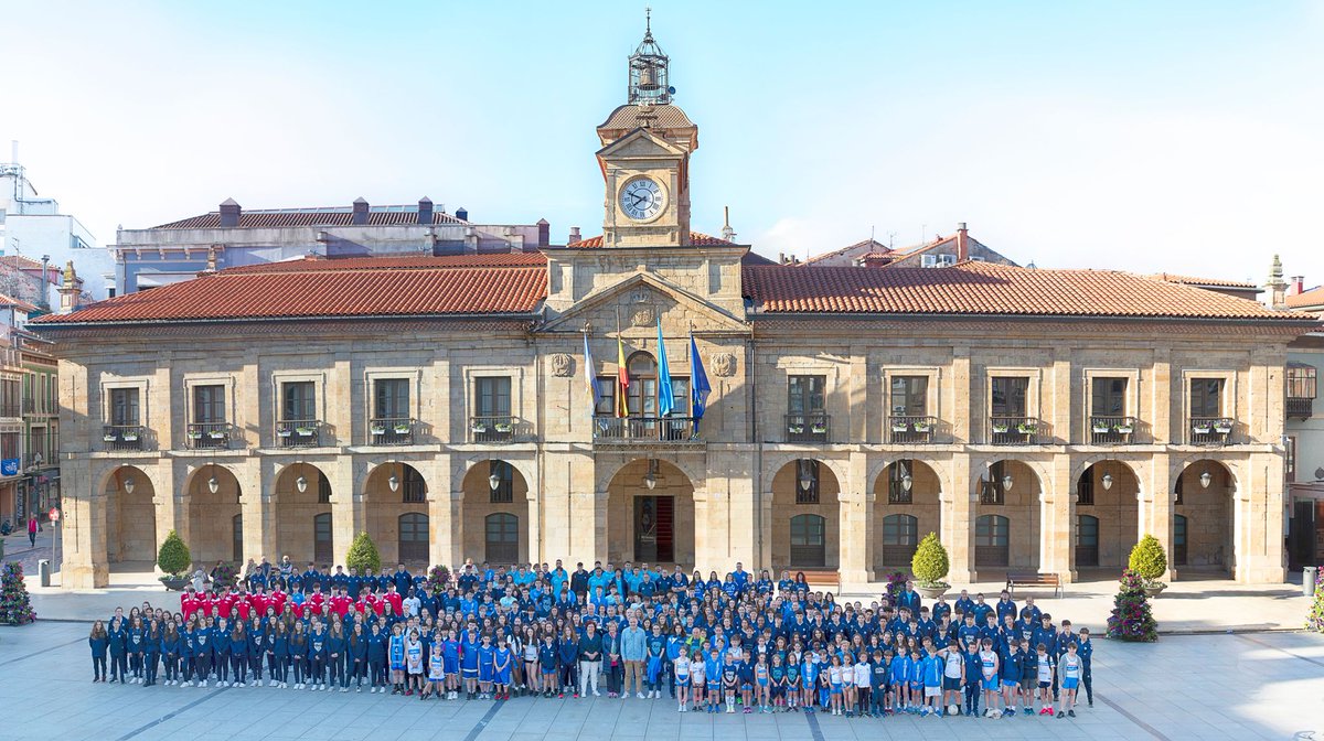 Foto de familia para despedir la temporada frente al @AytoAviles con la alcaldesa Mariví Monteserín Gracias a AlfaLus por facilitarnos la realización!!! 📸 @BarcenaFoto