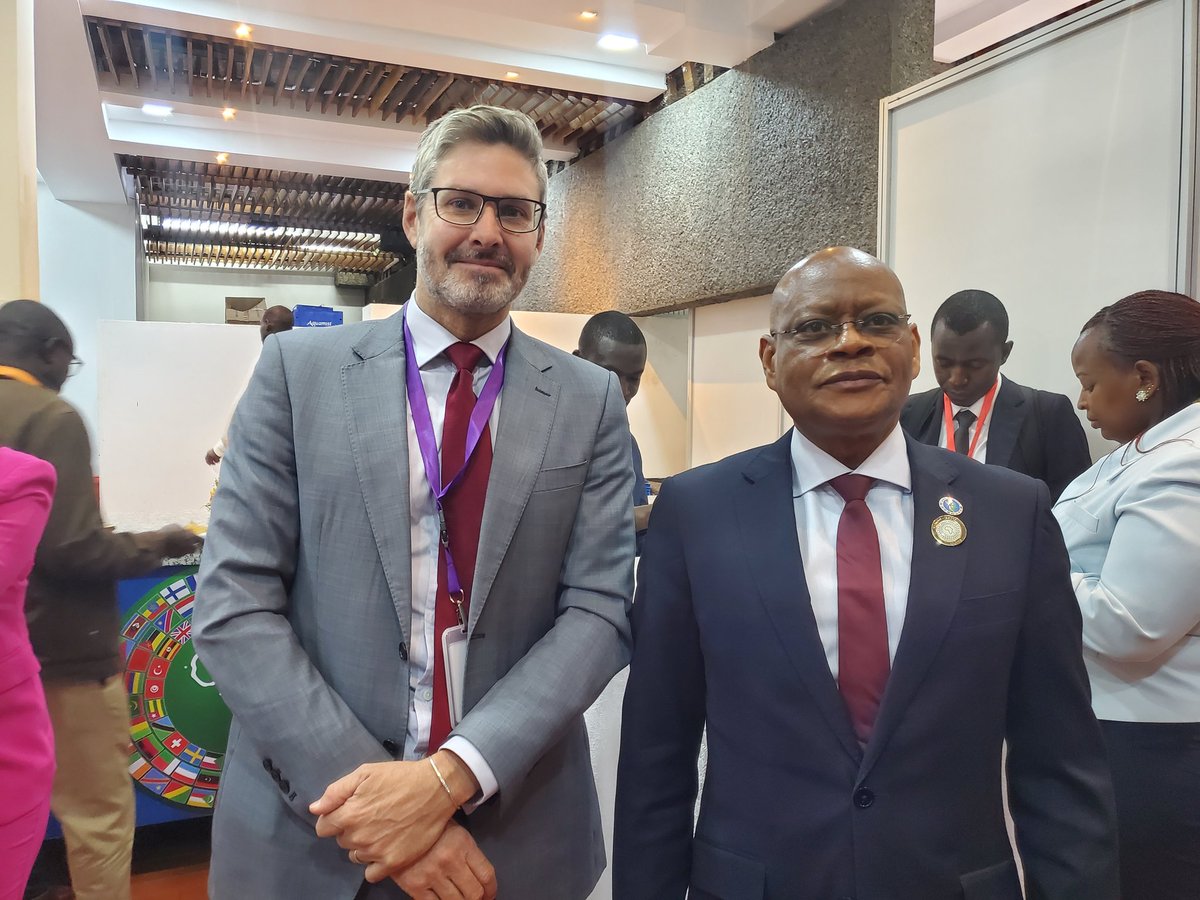 Dave Beer (@daveghbeer) on Twitter photo Ravi de rencontrer SE Président de la CEEAC <a href="/VerissimoGilber/">Gilberto Verissimo</a>, et échanger sur les voies pour réduire le temps et le coût du commerce transfrontalier au sein de l'Afrique. Ravi de rencontrer SE Président de la CEEAC <a href="/VerissimoGilber/">Gilberto Verissimo</a>, et échanger sur les voies pour réduire le temps et le coût du commerce transfrontalier au sein de l'Afrique.