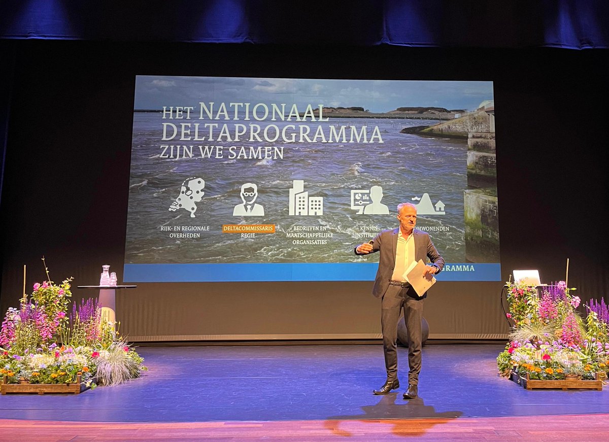 Waterschap HHNK (@waterschaphhnk) on Twitter photo Co Verdaas <a href="/delta_comm/">Deltacommissaris (DC)</a> spreekt op symposium van Samen Blauwgroen over ruimtelijke adaptatie. Zo'n 275 professionals van diverse organisaties gaan in gesprek over hoe we kunnen versnellen in maatregelen nemen tegen #wateroverlast #droogte #hittestress en #overstromingen. Co Verdaas <a href="/delta_comm/">Deltacommissaris (DC)</a> spreekt op symposium van Samen Blauwgroen over ruimtelijke adaptatie. Zo'n 275 professionals van diverse organisaties gaan in gesprek over hoe we kunnen versnellen in maatregelen nemen tegen #wateroverlast #droogte #hittestress en #overstromingen.