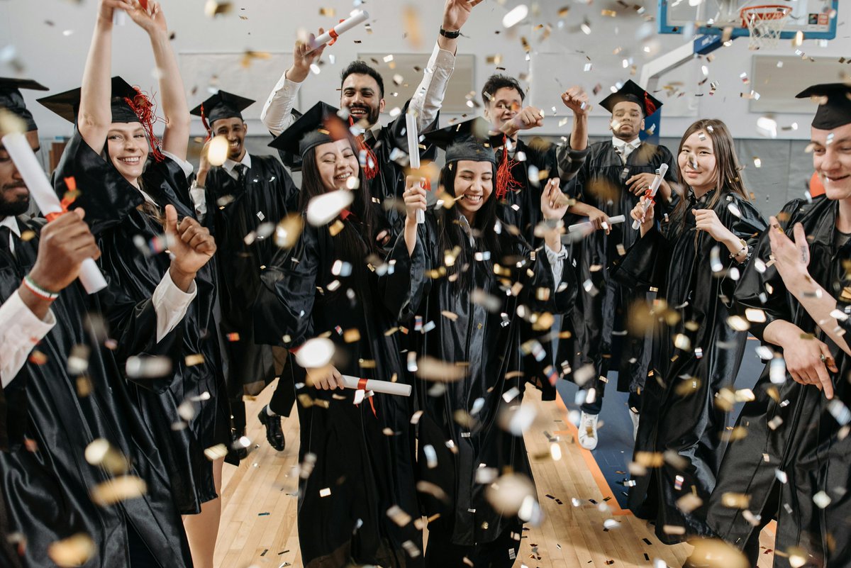 Orgullosos de nuestros estudiantes que han obtenido matrícula de honor al finalizar sus estudios:
Antonio Burgos Mora - Canto
Teresa Guerrero Pérez - Flauta
Marina Moreno Ramos - Piano
Enrique San Emeterio López - Saxofón
David Lima Maraval - Viola
Gonzalo Jiménez Ruiz - Violín