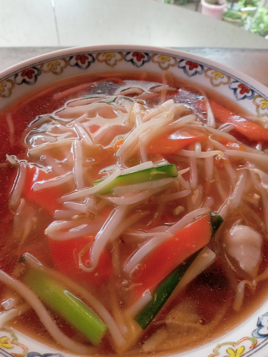 稲毛海岸のあんず亭。もやしラーメン。稲毛海岸にある貴重な町中華の店!メニューが沢山あるので悩むが今日はこれの半チャーハンセット!あっさりとした醤油のスープに、あんかけになったもやし!熱々でうまいね!食べやすい細麺ものどごし良くて、地元の人に愛されているね！他のメニューも気になる！