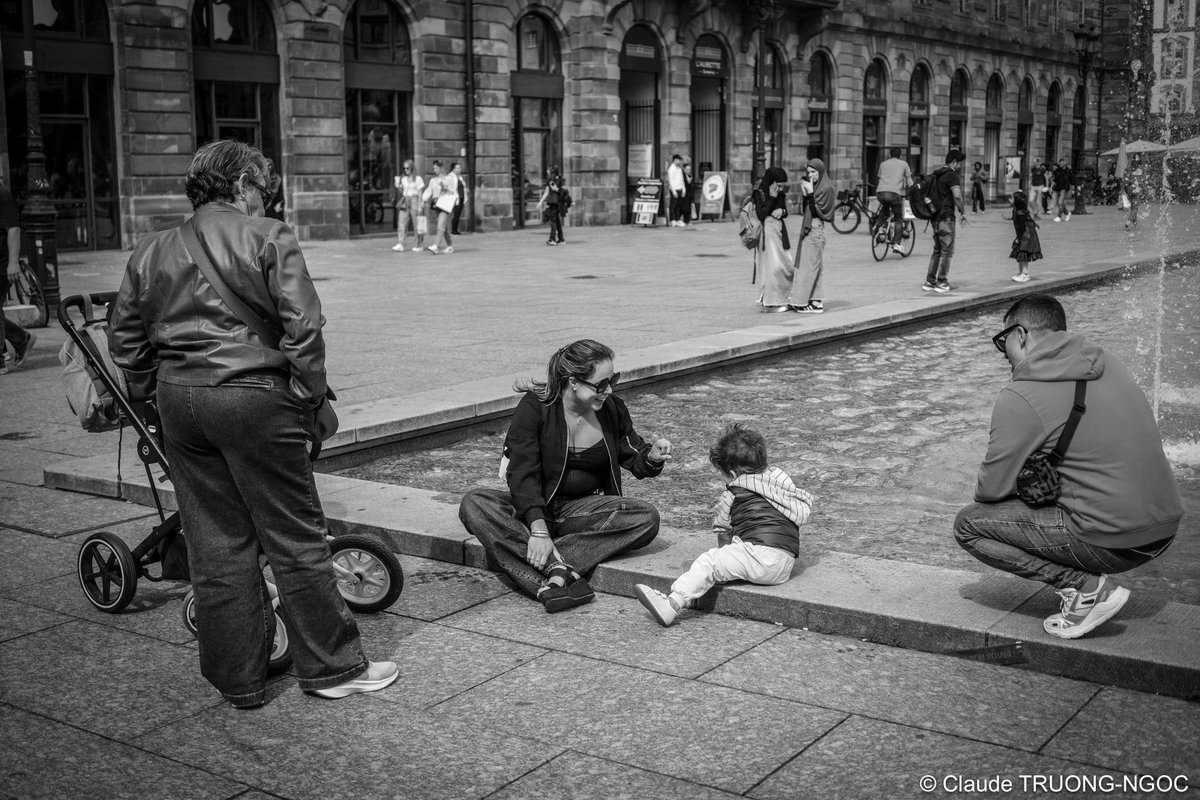 – « Drôles de gens que ces gens-là !
#Strasbourg #blackandwhitephotography #streetphotography #Photographie
