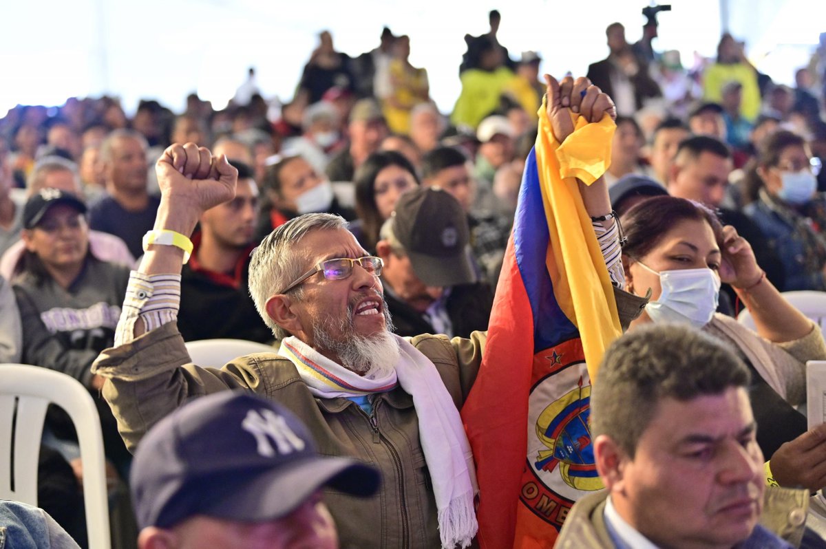 A través de sus 15 años, La Silla Vacía ha visto cómo las políticas públicas han transformado las vidas de los colombianos.

🗣️Hablamos con algunos ciudadanos que han experimentado de primera mano el impacto de 8 de las políticas más emblemáticas de los últimos años.

Va 🧵