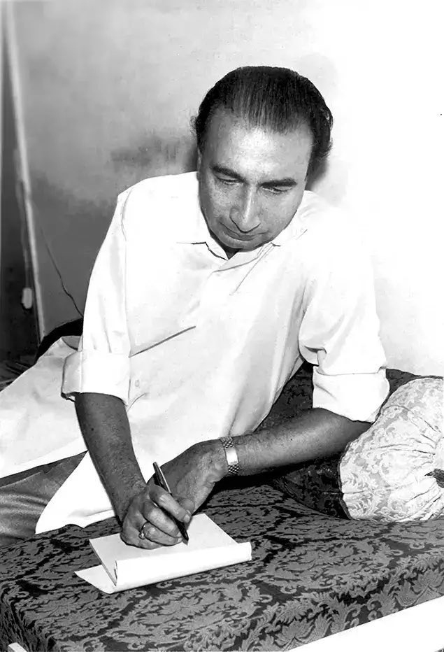 “ ..tere girne mein bhi 
teri haar nahi,
ke tu aadmi hai
avtaar nahi ...”

Sahir