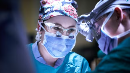 The push for more women in operating rooms: New study suggests that hospitals with at least 35% female surgical teams have better patient outcomes. Q+A w/ @HalletJulie and @SarooSharda_MD, by @mattgallowaycbc cbc.ca/listen/live-ra… via @cbcnews #WomenInMedicine