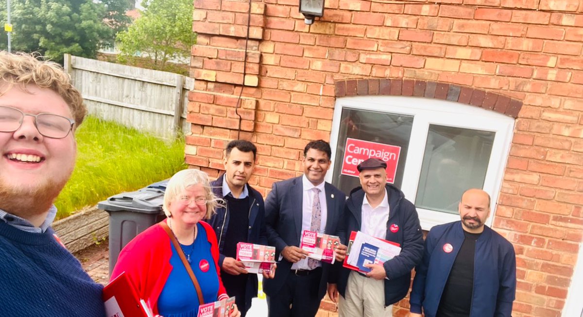 Out in #Kingstanding ward supporting our friend @Nazrashe for the Birmingham City Council local by election.

The polling stations close at 10pm. Please to support our @UKLabour candidate Naz Rasheed #VoteLabour #LabourGain 🌹