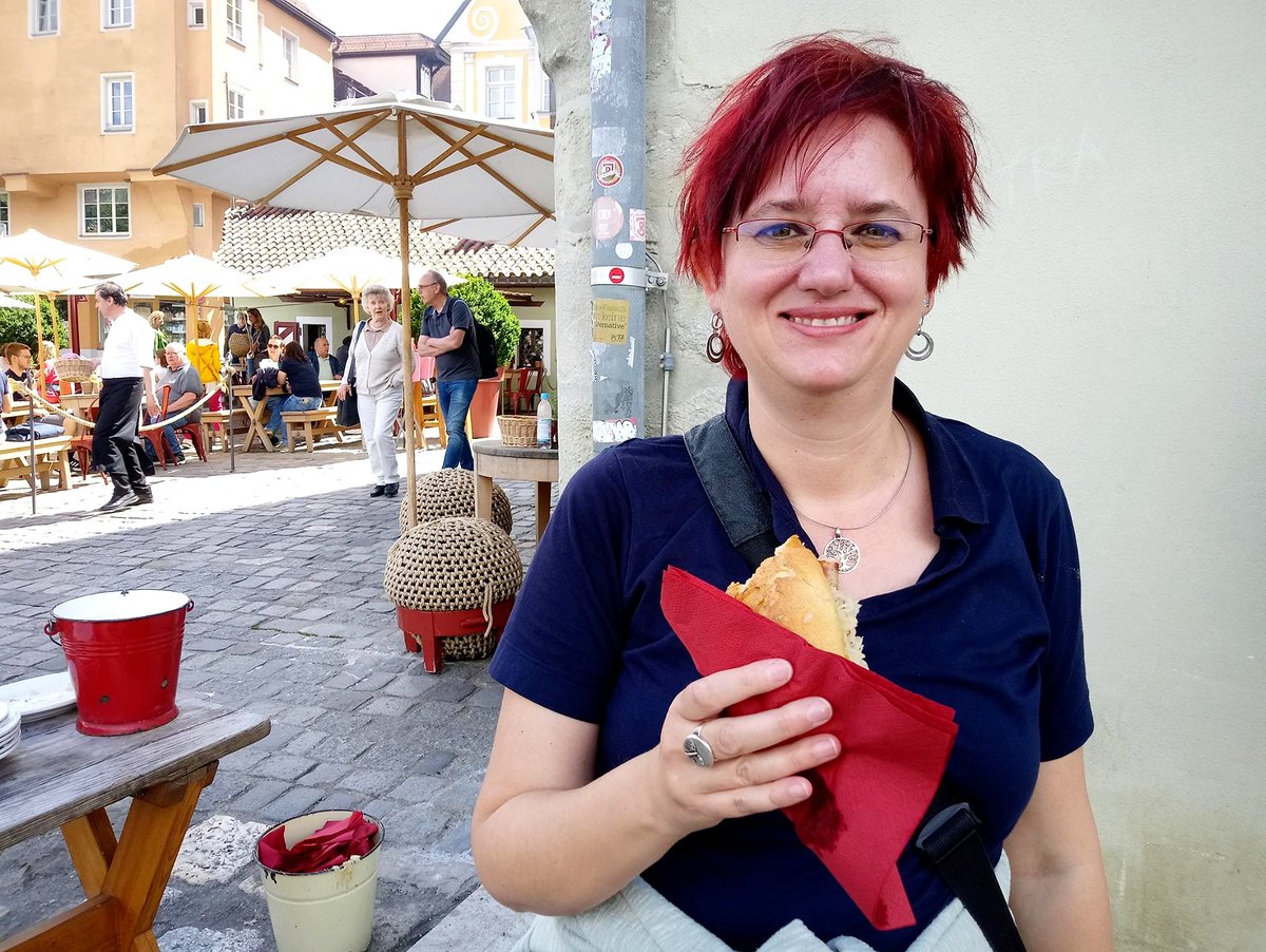 Viele Grüße aus #Regensburg. 😃 Mittagspause an der historischen Wurstküche 🌭, die sich seit mehr als 500 Jahren an der Steinernen Brücke befindet. Lecker! 😋