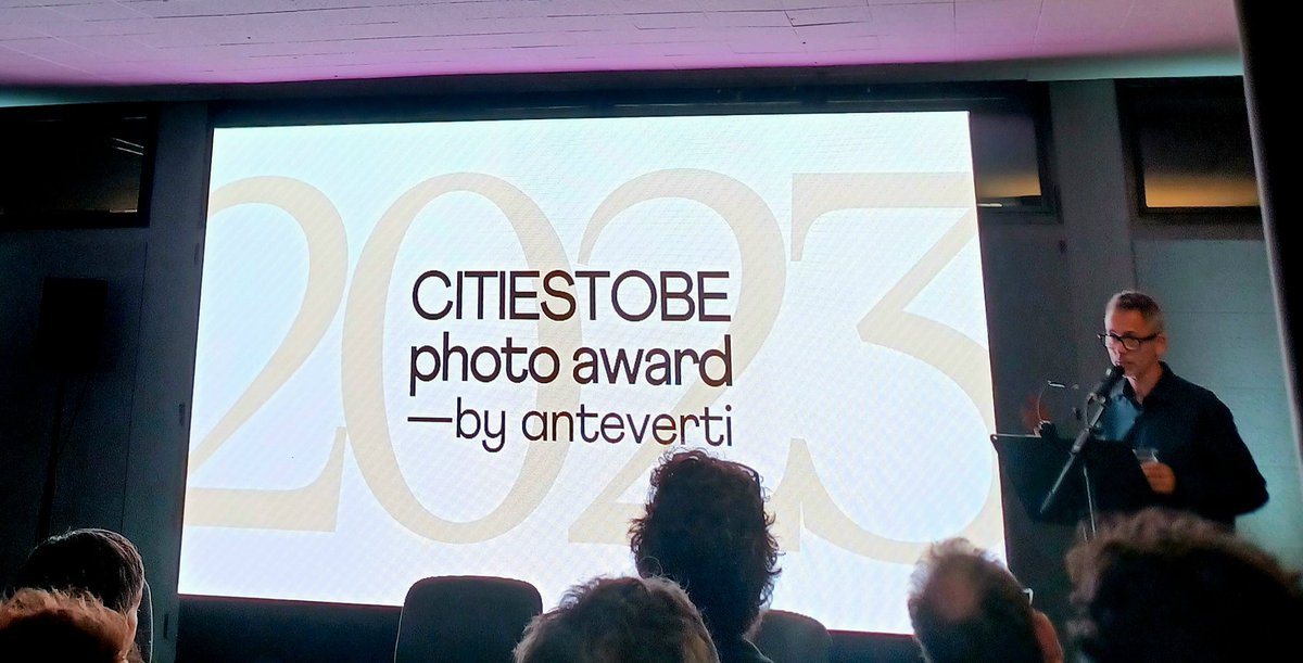 📷 Today at the presentation of @ManifestaDotOrg 2024, @Anteverti by means of photographies forces us to reflect about the urban landscapes, the uses of public space, the urban sumbologies & their inhabitants, and the urban future of our planet  🌃🏙🌆🌇#citiestobe