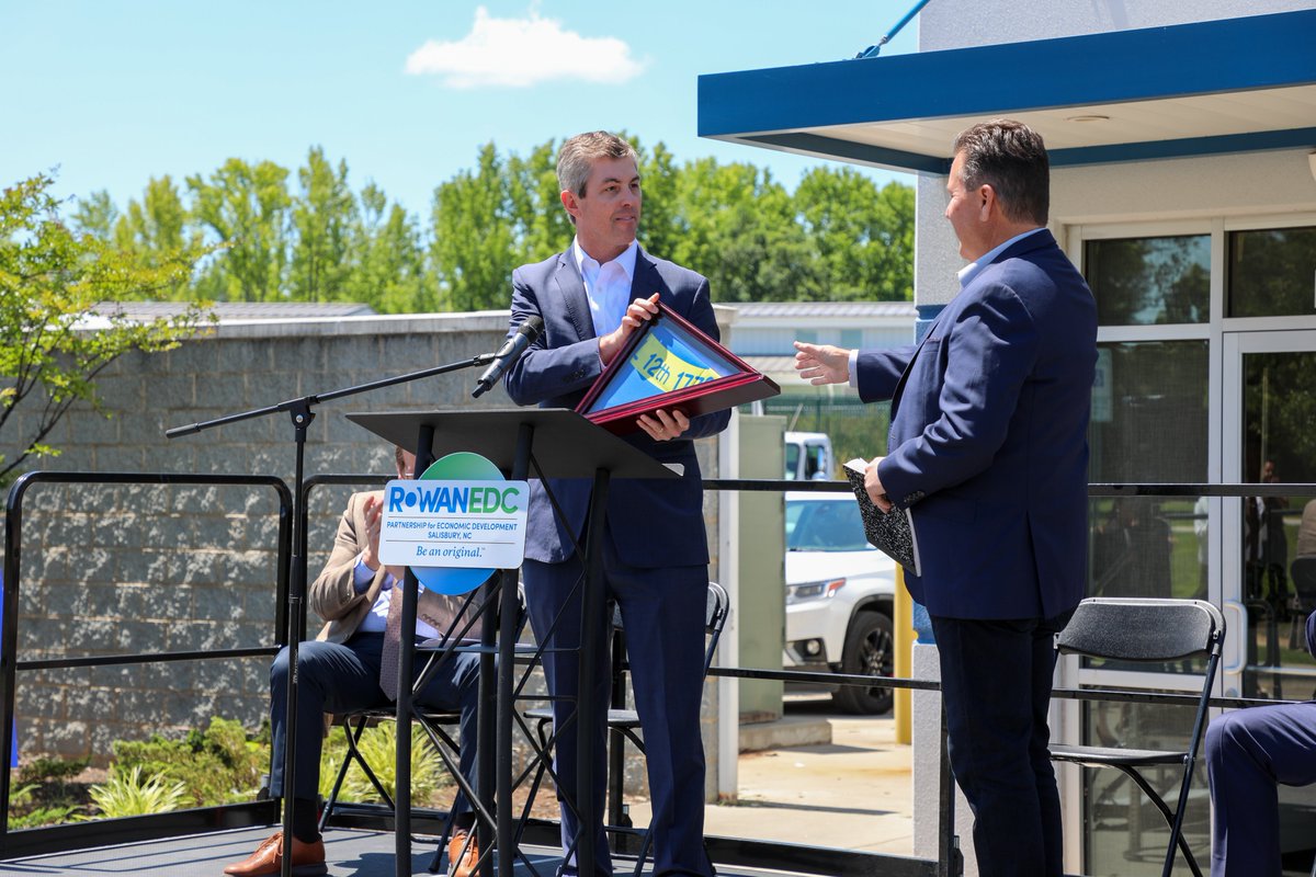 NCCommerce's tweet photo. NEWS: Amrep Manufacturing Company will expand its operations in #RowanCounty. The producer of waste collection trucks will invest $21+ million, creating 170 new jobs.
More: https://t.co/fH6wwORISM
#EconDev #RuralDev #Mfg https://t.co/ujSfM9GQtJ