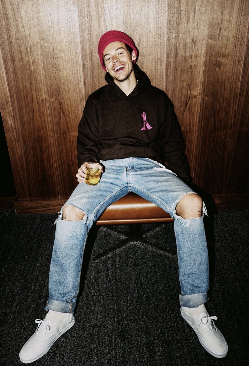 harryskiwiis's tweet photo. sitting on his lap would fix me https://t.co/f2hKbDGxtM