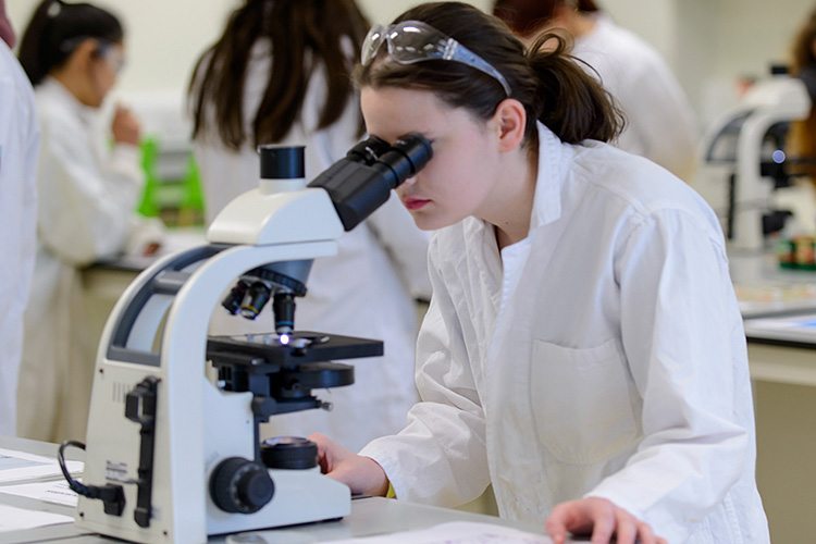 Female students could be passing on STEM due to experiencing higher levels of maths anxiety than boys in primary school

#girlsinSTEM #womeninSTEM #mathsanxiety #gender

ucd.ie/newsandopinion…