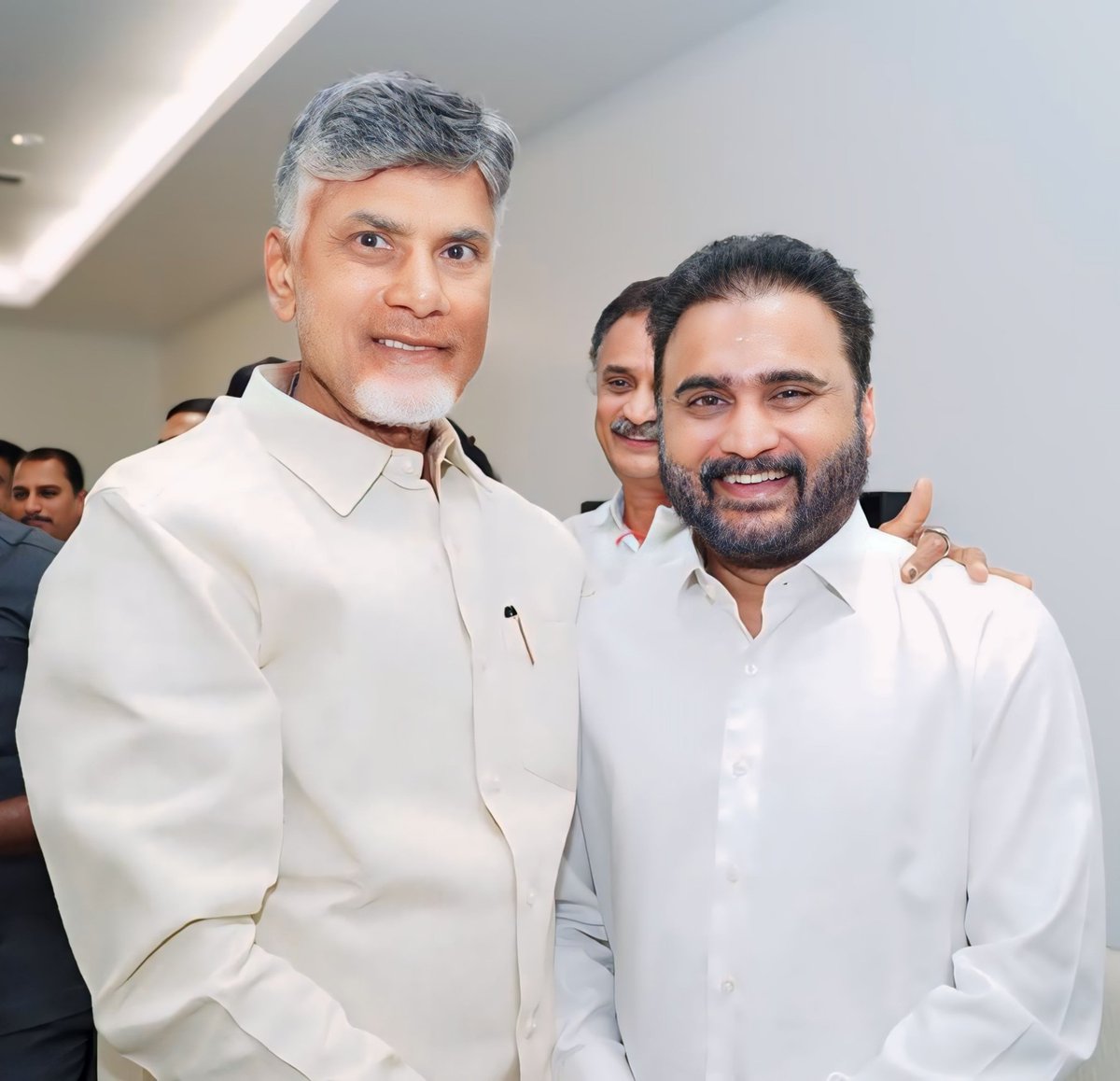 #AdminPost

తెదేపా అధినేత చంద్రబాబు గారిని మర్యాదపూర్వకంగా కలిసిన సానా సతీష్ బాబు

ఆంధ్రప్రదేశ్ ఎన్నికల సమరం అనంతరం విదేశీ పర్యటనకు వెళ్లి తిరిగి స్వరాష్ట్రమునకు విచ్చేసిన తెలుగుదేశం పార్టీ జాతీయ అధ్యక్షులు,తెలుగుప్రజల అభిమాన నాయకులు 'శ్రీ నారా చంద్రబాబు నాయుడు'గారిని నేడు