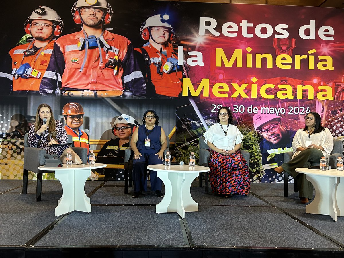 Outletminero's tweet photo. 🔴 En el foro "Retos de la Minería Mexicana" 

🤝 Se está llevando a cabo el panel "El cierre socioambiental de minas" 💬

👥 Coordinadora:
Mtra. Marisol Barragán Mendoza, Country Manager y Directora General de Minera San Xavier, New Gold

🎤 Panelistas:
- Antrop. Rosario Margarita Uzcanga Vergara, Directora de Investigación y Derechos Humanos en ALS Consultoría
- M. en C. Diana Corona Vadillo, Directora de Sustentabilidad de ALS Consultoría
- Dra. Violeta Anaya Zamora, Gerente de Medio Ambiente en Compañía Minera Cuzcatlán

🌱 Un espacio para abordar los desafíos y soluciones del cierre de minas de manera responsable y sostenible. #Minería #ForoMinería #Sustentabilidad