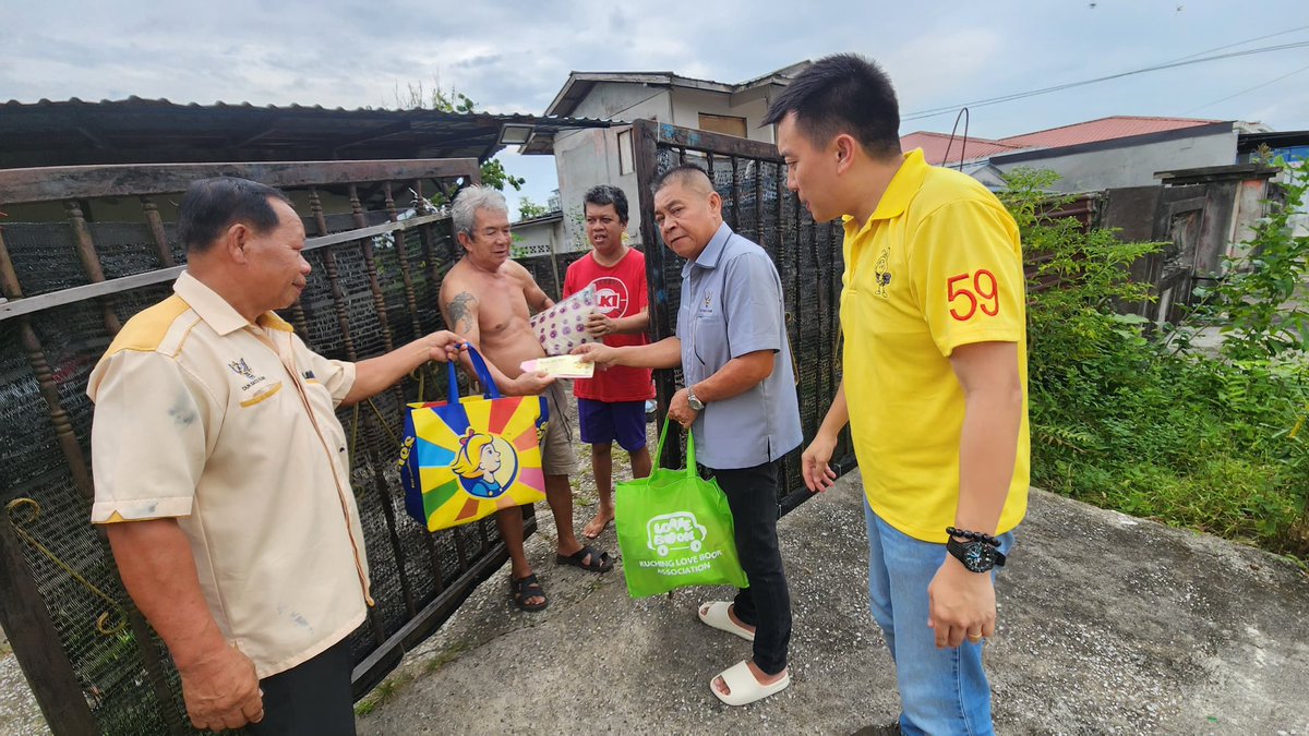 simkuihian's tweet photo. Sharing Gawai’s joys with the #N14 Batu Kawa Dayak communities who are less fortunate so that no one is left behind in the celebration. 
 
Thanks #teamdrsim, Kuching Love Book Association, TLS Marketing Sdn Bhd for coming together for this annual traditions. 

#gawai https://t.co/GrR3mHDkpl