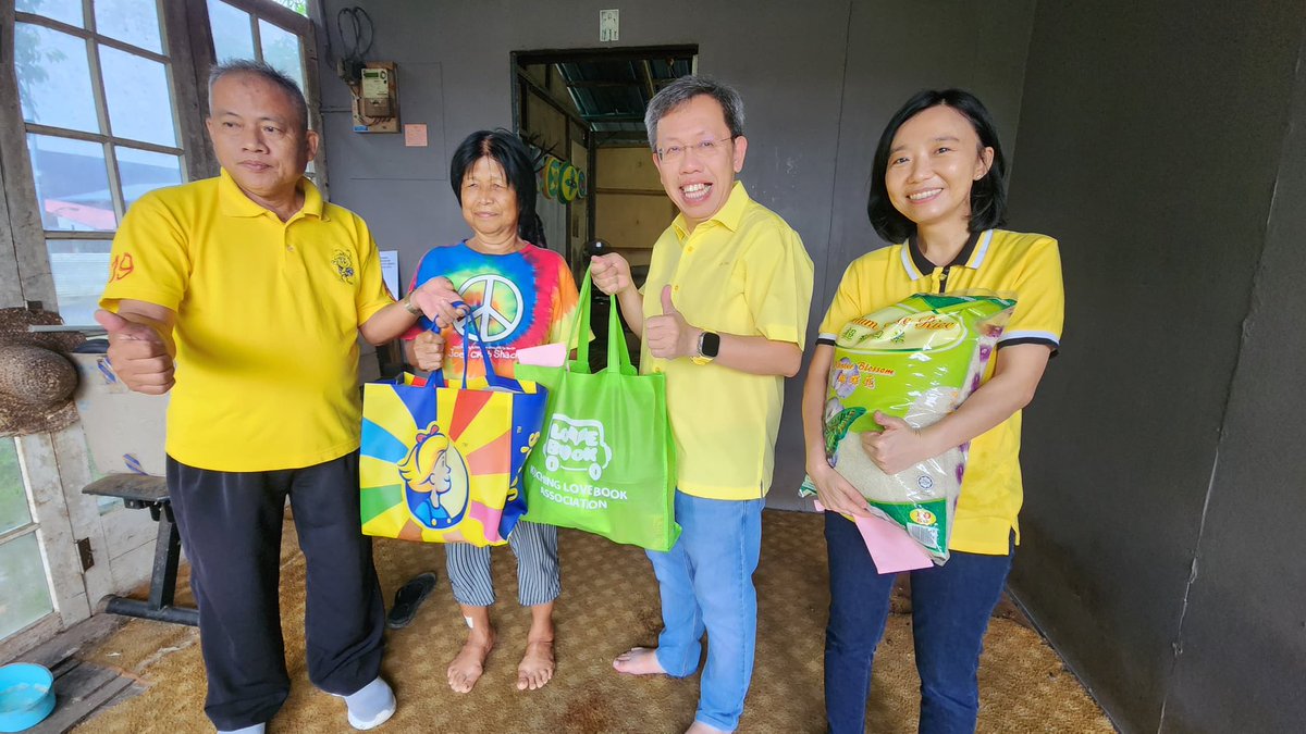 simkuihian's tweet photo. Sharing Gawai’s joys with the #N14 Batu Kawa Dayak communities who are less fortunate so that no one is left behind in the celebration. 
 
Thanks #teamdrsim, Kuching Love Book Association, TLS Marketing Sdn Bhd for coming together for this annual traditions. 

#gawai https://t.co/GrR3mHDkpl