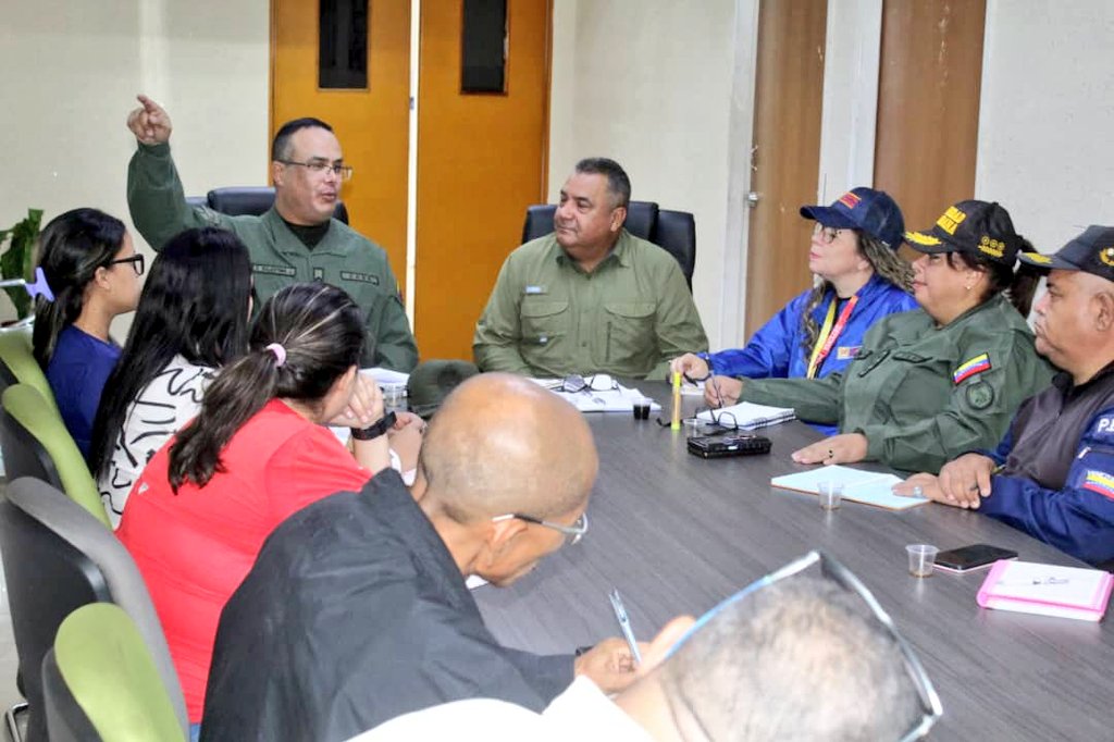 #EnFoto || Durante reunión de coordinación, la Fuerza Armada Nacional Bolivariana en el estado Aragua, junto a organismos de seguridad y justicia estableció estrategias para crear Estado Mayor de los Servicios Penitenciarios en la región aragüeña.