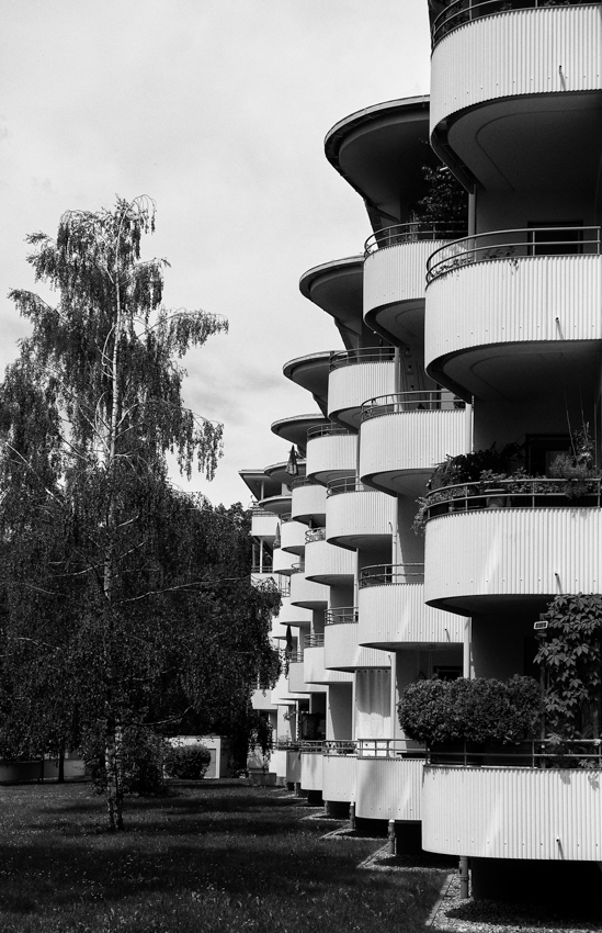 Siemens-Siedlung, Munich, Germany (1952-55)
The first housing estate (built for employees of Siemens) with a high-rise building in Southern Germany.
Architect: Emil Freymuth
© Artur Sikora

#architecture #photography #modernism #munich #germany #heritage #highrise #housingestate