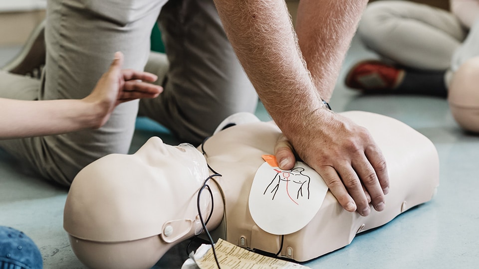 Thinking of becoming the designated first aider for your workplace? 💼 Take a proactive step towards creating a safer environment for everyone with this article: dailyshow.uk/exploring-the-…
#firstaid #firstaidcourse #firstaidatwork
