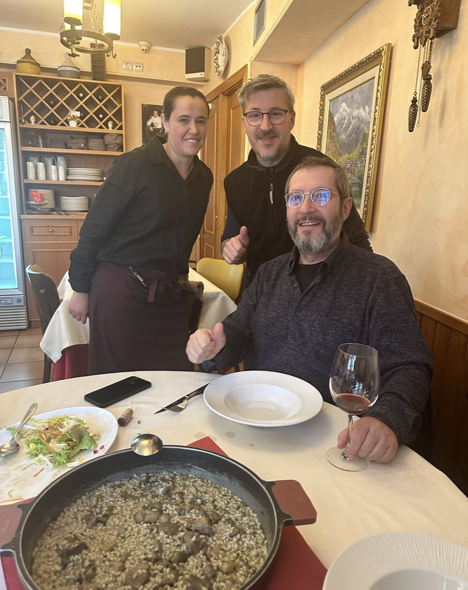 Avui hem rebut aquesta meravella! La ratafia l’han feta @RatafiaRaiers amb col·laboració amb l’Hostal Montaña, un pilar durant el rodatge de #Tor3Cat. Allà ens han cuidat com a casa, hem sopat el conill amb murgues del @JordiMontaa i pres una ratafia o dues… oi, @Carles_Porta ?