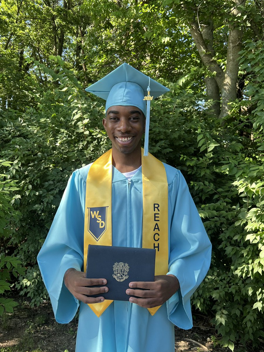 REACHCenterWSD's tweet photo. Once a giraffe, always a giraffe! 🦒Congratulations to our 2024 Graduate! 
Our wish for you is that this life becomes all that you want it to be! #Wearewentzville https://t.co/vf1zTeH5Yg