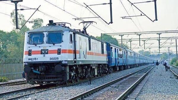 The Southern Railway Construction Organisation is carrying out surveys and preparing finer detail
* Doubling of the Thanjavur - Karaikal & Tiruchi - Karur broad gauge sections.  
*Laying a new broad gauge line from Ariyalur to Namakkal via Perambalur and Thuraiyur.
 @TANDRUA1963