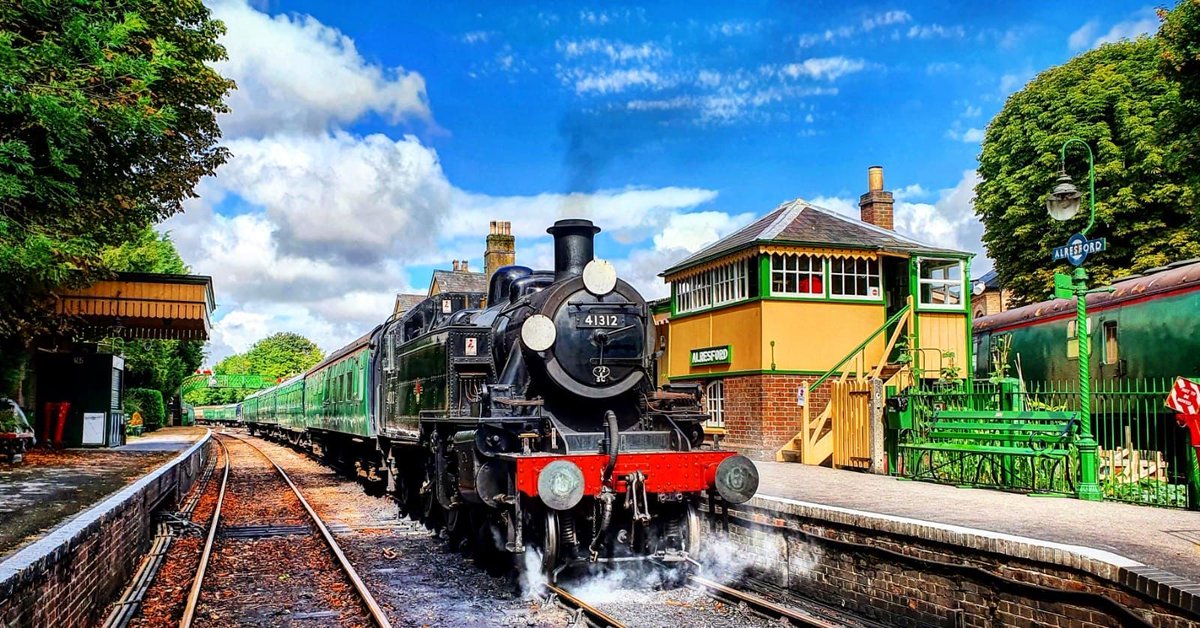 Be quick! One table left on the popular Countryman Sunday lunch on 9th June and two tables left on 8th September. For more information & to book: buff.ly/3xpKqas 
#SundayLunch #heritage #trains
@visithampshire @visitwinchester