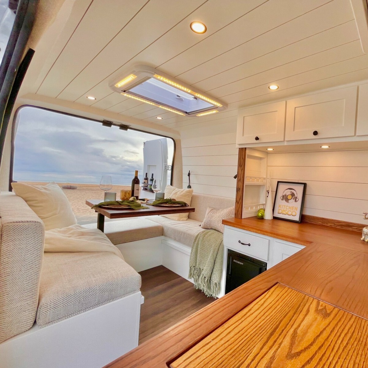 RVTrder's tweet image. Life on the road just got better! 🚐 ✨ Check out this 2016 Ram Promaster 2500!

📄 200ah LiFePo4 Battery system
📄 Reading lights
📄 Full-size bed with mattress

#RVs #RoadTrip #RamPromaster
 brnw.ch/21wKhQR