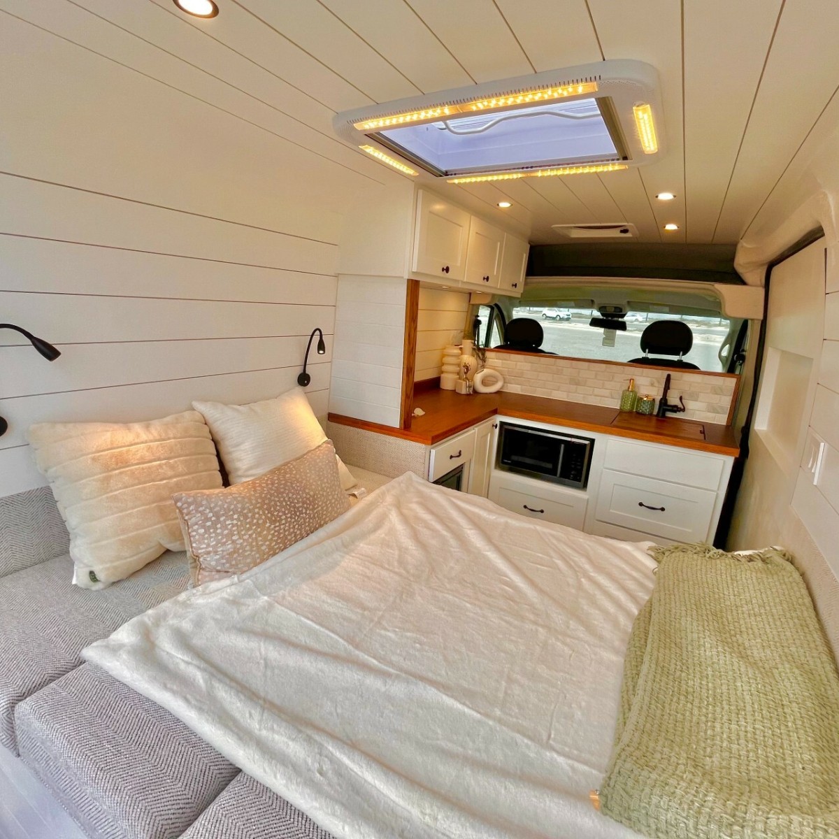 RVTrder's tweet image. Life on the road just got better! 🚐 ✨ Check out this 2016 Ram Promaster 2500!

📄 200ah LiFePo4 Battery system
📄 Reading lights
📄 Full-size bed with mattress

#RVs #RoadTrip #RamPromaster
 brnw.ch/21wKhQR