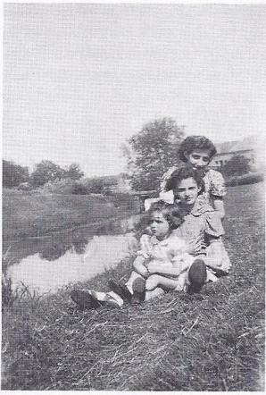 30 maja 1939 | A Dutch Jewish girl, Emma van der Sluis, was born in Veghel. In October 1942 she was deported to #Auschwitz with her mother Belia and he sisters Henriëtte and Elizabeth (in the pic). They were all probably murdered in a gas chamber after the selection.