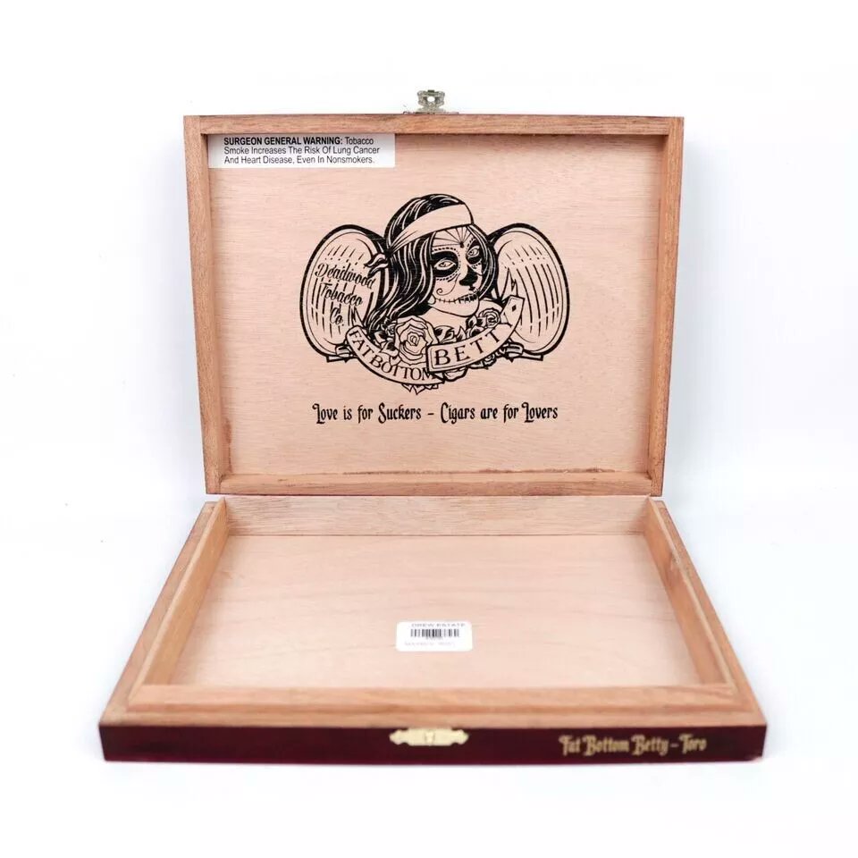 QualityCigarBox's tweet image. Beautiful and intriguing artistic design on a deep red wooden box with a metal clasp. Great as a display piece, party decor for Dias de los Muertos and Halloween. 💀🎃
#stencilart #designerbox #giftbox #dayofthedead #tattooart @ebay

ebay.com/itm/3954286862…