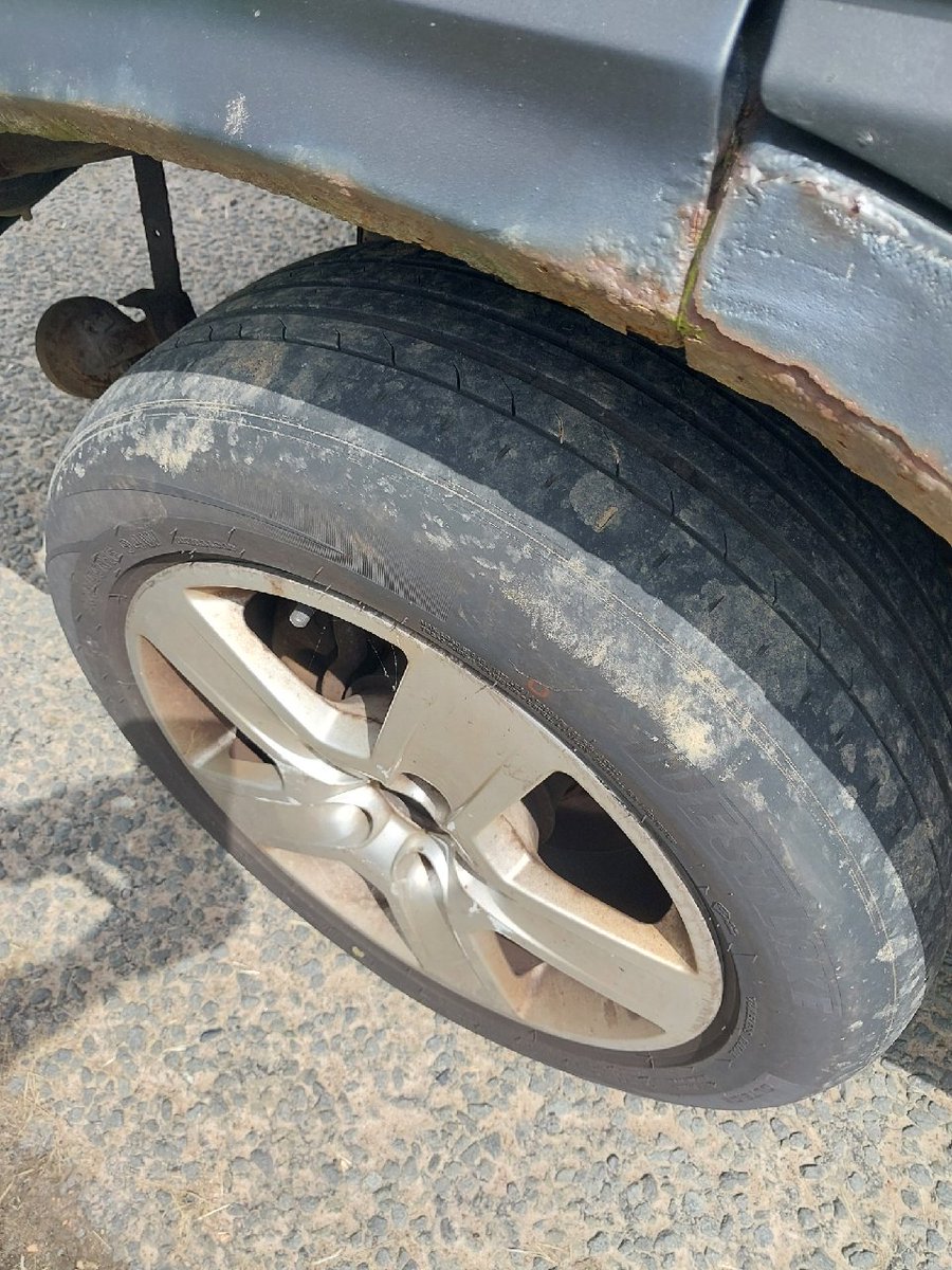 #FifeRP stopped this vehicle in the Guardbridge area which did not have a valid MOT. To make matters worse one of the tyres had ply/cord exposed. Driver was issued fixed penalty totalling £200 and 3 points