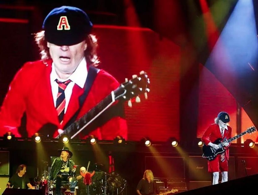 Calleti_Antonio's tweet photo. Alucino con el bombo desmesurado que se le ha dado al concierto de Taylor Swift cuando a la misma hora AC/DC también metía 70.000 personas en La Cartuja de Sevilla. Y el sábado lo hará otra vez con gente de todos los rincones del mundo. 

Pero claro, eso no ha pasado en Madrid. https://t.co/6kdaLv86vK