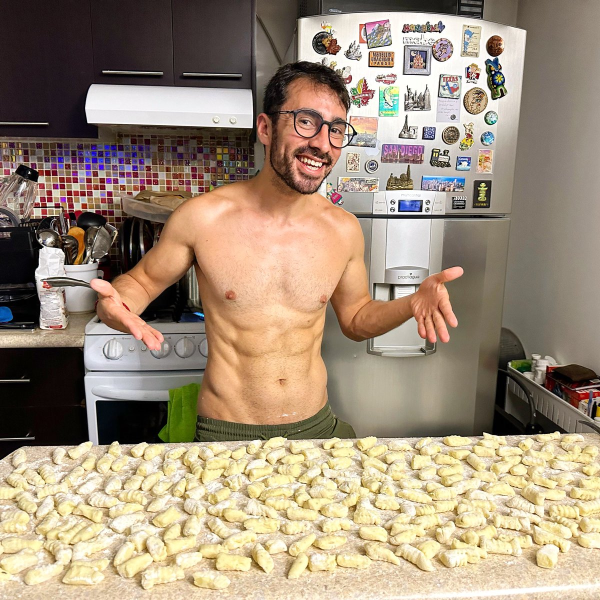 ramirogaston1's tweet photo. Cocinar es como amar, hay que hacerlo sin miedo o mejor ni intentarlo. !!! 

#cocinando #ñoquis #ñoquisdel29 #cocinerohot #gaygram #cdmxgay #putifoto #gaybsas #mexicogay #gaycdmx #madridgay #gays #gayargentina #latinogaymen #gaypride #gaymadrid #gaymexico #gaypride #gaycba https://t.co/1fK9SNNuFD