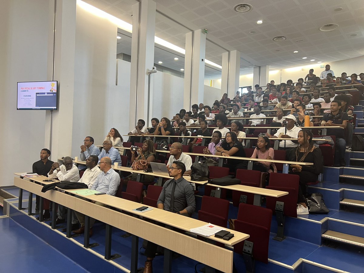 AcGuadeloupe's tweet photo. Remise des Trophées #NSI aux élèves de première et Terminale des spécialités « Numérique et Sciences Informatiques ».
Le jury a souligné la qualité des projets 👏

Cette année le concours #NSI c’est :
👉1000 élèves mobilisés
👉22 projets présentés 
👉6 projets retenus au national https://t.co/VN6ZvzpyBQ