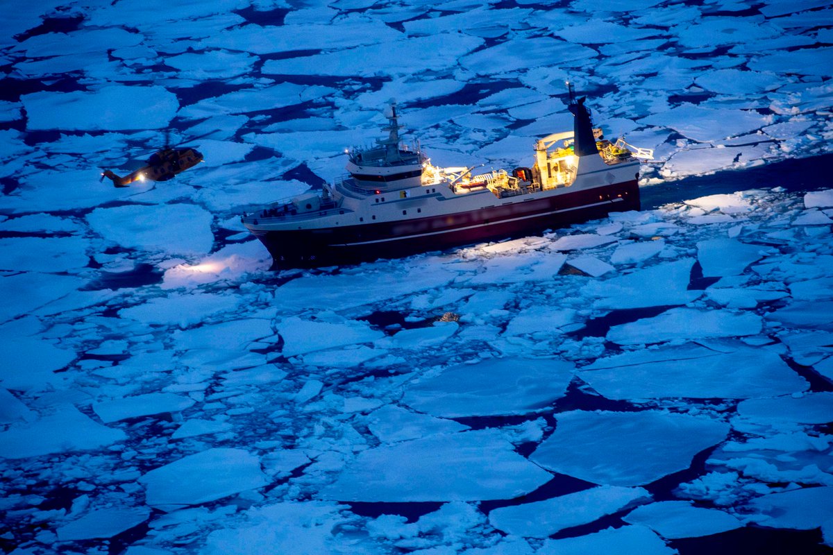 hfxjrcc's tweet photo. On 25 May, 413 #SAR Squadron Cormorant and Hercules departed Greenwood to conduct a
medical evacuation off a vessel 125nm NE of Resolution Island, NU. They successfully airlifted
the patient to Iqaluit for medical treatment. #RESCUE https://t.co/TVMo350noH