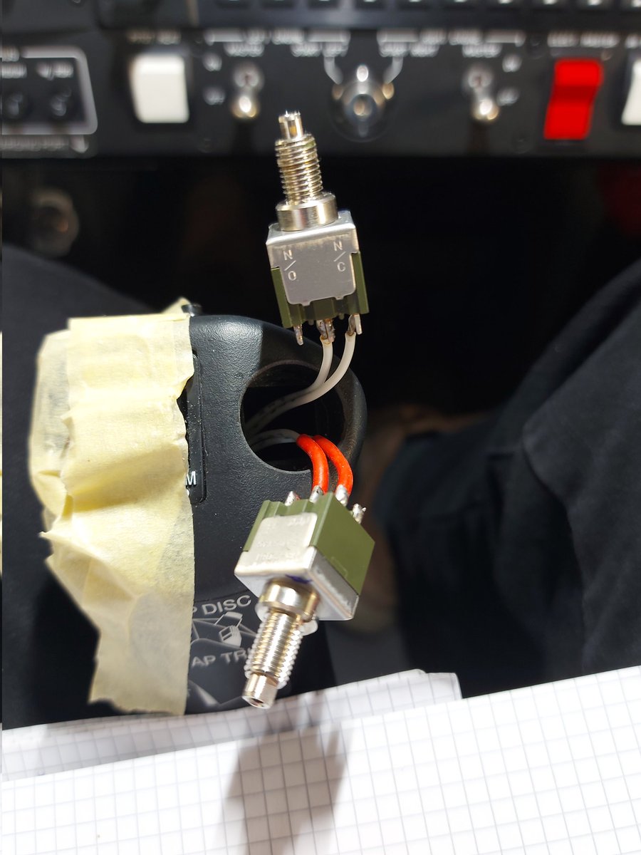 LorenzAmstutz's tweet image. Heute war wieder mal "finde den Fehler" angesagt ☺️ Der Autopilot spuckte. 
Am Ende war es ein defekter Schalter, welcher ersetzt werden musste.
Und das bei einem erst einjährigen Flugzeug 🤔

@DiamondAircraft
#DA42NG