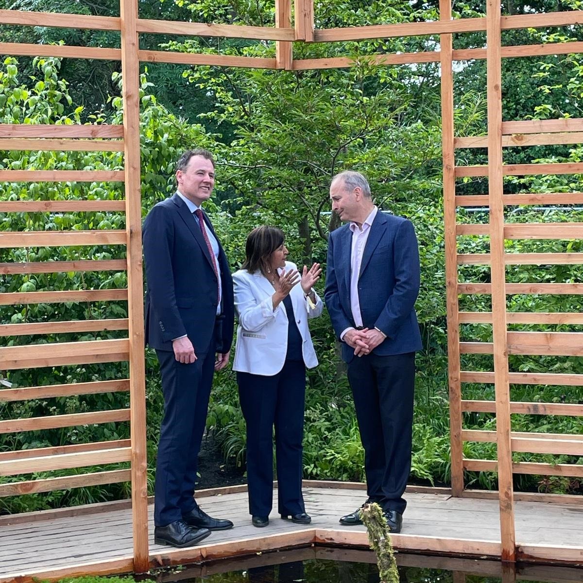 Our Head of Representation @Babsmaylou welcoming Tánaiste @MichealMartinTD and Minister for Agriculture @McConalogue to the @EU_Commission's 'In Perspective' Garden at @BordBiaBloom today 👇

#EUGreenDeal
#EUDelivers
#NewEuropeanBauhaus
