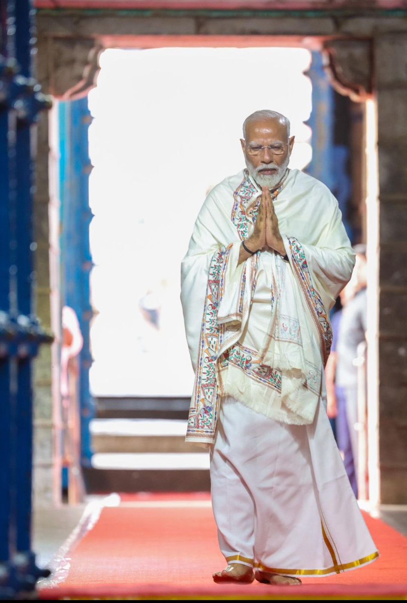सेवा है यज्ञकुंड समिधा सम हम जलें... मां भारती की अहर्निश सेवा करने वाले यशस्वी प्रधानसेवक @narendramodi जी ने आज कन्याकुमारी में स्थित 108 शक्तिपीठों में से एक मां भगवती अम्मन मंदिर में पूजा-अर्चना की। प्रधानमंत्री जी विवेकानंद रॉक मेमोरियल के ध्यान मंडपम में अगले 45 घंटे तक