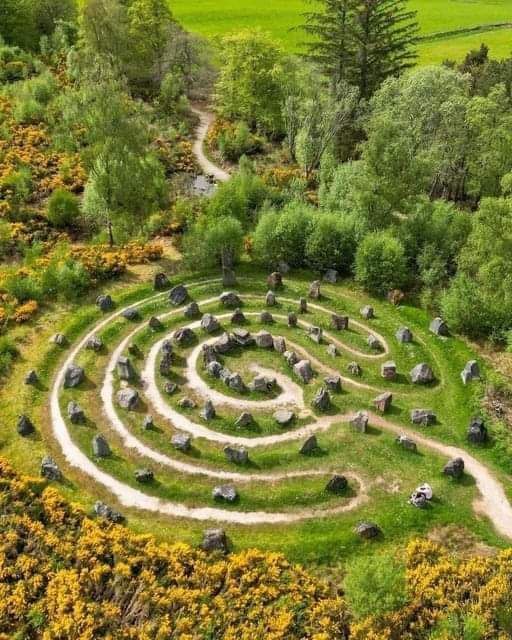 Schottland ist voller ungewöhnlicher Orte, die es zu entdecken gilt! Dieses bemerkenswerte Steinlabyrinth, bekannt als Touchstone Maze, befindet sich in Blackmuir Wood außerhalb von Strathpeffer, nur 30 Autominuten von der Stadt Inverness entfernt Atemberaubende Aufnahme von oben