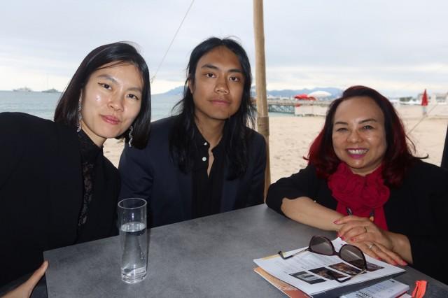 jrnepales's tweet image. READ: My #HollywoodInsider on "Cannes 2024: Directors' Factory spotlights the Philippines, Filipino filmmakers, collaborators" @Festival_Cannes @gmanews @gmanetwork #ColdCut #Nightbirds #Silig #WalayBalay @biancabalbuena #DirectorsFortnight #FilipinoFilms

bit.ly/3R6o3O4