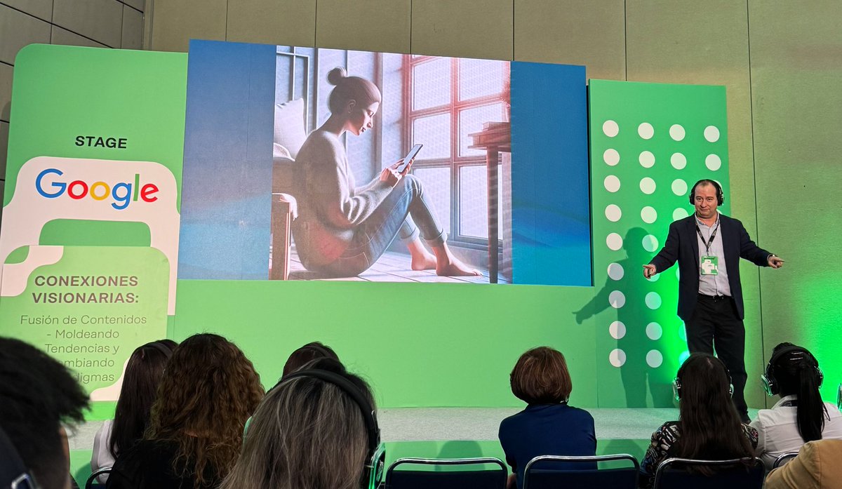danibennetts's tweet photo. “Hoy la máxima prueba de amor es guardar el celular en una conversación”- @mariocampos 
@IABMexico https://t.co/HEoTlpjIhY