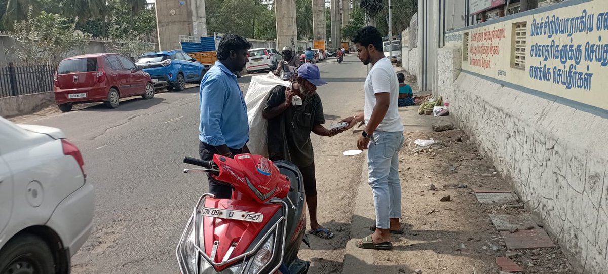 TVKHQ_Chennai's tweet photo. தலைவர் @actorvijay அவர்களின் சொல்லுக்கிணங்க,

#மே-28 உலக பட்டினி தினத்தை முன்னிட்டு!

• #சென்னைபுறநகர் மாவட்ட 
#ஆலந்தூர் தெற்கு பகுதி 162/163-வது வட்ட இளைஞரணி தமிழக வெற்றிக் கழகம் சார்பாக, சாலையோர மக்களுக்கு உணவு  வழங்கப்பட்டது.

#ஆலந்தூர்தொகுதி 
#TVK #தமிழகவெற்றிக்கழகம்‌ https://t.co/5J6lv3GtPO