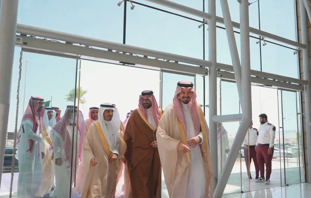 تعجز العبارات والكلمات عن شكر وتقدير صاحب السمو الملكي #الأمير_سلمان_بن_سلطان أمير منطقة #المدينة_المنورة وصاحب السمو الملكي الأمير سعود بن خالد الفيصل نائب أمير منطقة المدينة المنورة تشريفهم حفل إطلاق كتاب #درب_الأنبياء : #طريق_الحج_النبوي
كما تشرفت بتوقيع سمو الأمير سلمان بن