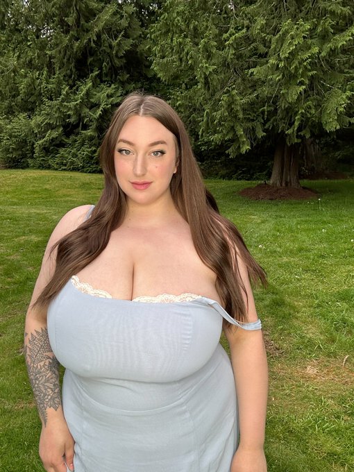 I love this dress 💙 it was a struggle to squeeze into though lol https://t.co/eB0RwVDNxU